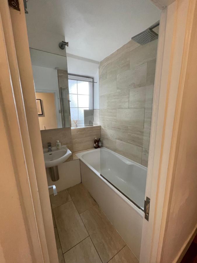 Spacious Flat Opposite The Oval Apartment Лондон Екстериор снимка